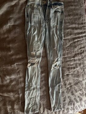 Hollister Ultra High-Rise Mom Jeans in Light Wash